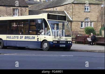 Hulleys Baslow Bus geparkt neben Bad Garten in Bakewell Square Stockfoto