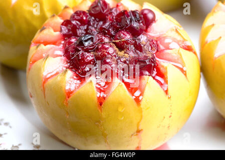 Ein traditionelles Ashkenazi jüdischen Dessert aus Äpfeln gebacken mit Cranberry-Sauce. Stockfoto