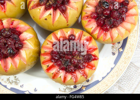 Ein traditionelles Ashkenazi jüdischen Dessert aus Äpfeln gebacken mit Cranberry-Sauce. Stockfoto