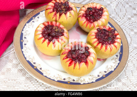 Ein traditionelles Ashkenazi jüdischen Dessert aus Äpfeln gebacken mit Cranberry-Sauce. Stockfoto