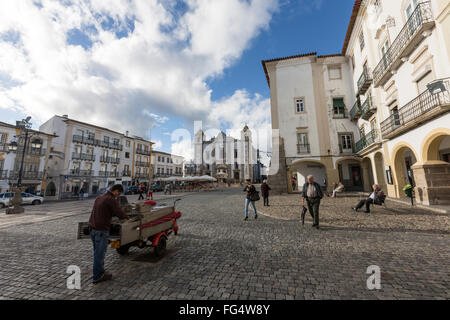 Typische Straße Verkäufer in Evora geröstete Kastanien in Giraldo Square, Portugal zu verkaufen Stockfoto