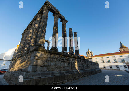 Eine Schrägansicht der Reste der römischen Tempel in Évora, auch genannt der Templo de Diana in Evora, Portugal Stockfoto