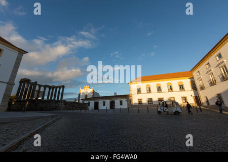 Largo Conde de Vila Flor mit der römischen Tempel in Évora, oder Templo de Diana und das Museum von Evora, Portugal Stockfoto