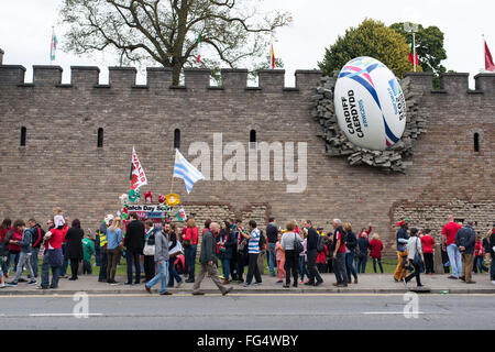 Ball in die Mauer bei Cardiff Castle für die Rugby-Weltmeisterschaft 2015 Stockfoto