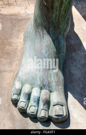 Mannes Fuß, Untergang Skulptur von Dimitrie Cusa, Constanta, Rumänien zum Gedenken an 10. Jahrestag der Revolution in Rumänien Stockfoto