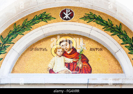 Mosaik des Heiligen Antonius und Christus im Außenbereich des Heiligen Antonius von Padua Kirche, Constanta, Rumänien Stockfoto