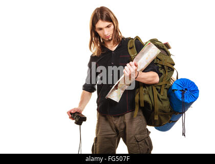 Mann touristischen Backpacker unterwegs mit Kamera, die Karte zu lesen. Junger Kerl Wanderer Rucksackreisen. Sommer Urlaubsreisen. Isoliert auf weiss. Stockfoto