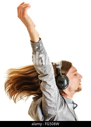 Leidenschaftlicher Musikliebhaber mit langen Haaren fliegen und hob die Hände Arme. Junger Mann hören über Kopfhörer entspannt genießen. Stockfoto