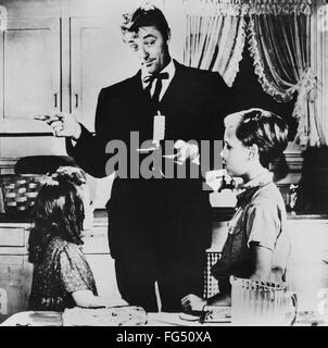 Die Nacht des Jägers ist ein 1955 amerikanischen Film Noir unter der Regie von Charles Laughton und starring Robert Mitchum, Shelley Winters und Lillian Gish.  Dieses Foto ist nur zu redaktionellen Zwecken und unterliegen dem Copyright von der Filmgesellschaft und/oder der Fotograf von dem Film oder der Firma zugeordnet und kann nur durch Veröffentlichungen im Zusammenhang mit der Förderung der oben genannten Film reproduziert werden. Eine obligatorische Gutschrift auf die Filmgesellschaft ist erforderlich. Der Fotograf sollte auch angerechnet werden, wenn bekannt. Stockfoto