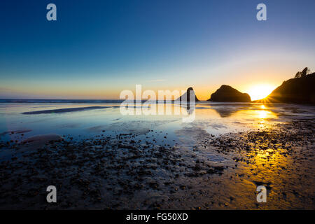 Heceta Head Beach befindet sich an der schönen Küste von Oregon bei Sonnenuntergang auf einer klaren Sommerabend in der Nähe von Dämmerung. Stockfoto