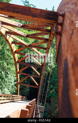 Tioga Braut über den North Umpqua River in Oregon aus Holz gefertigt. Stockfoto