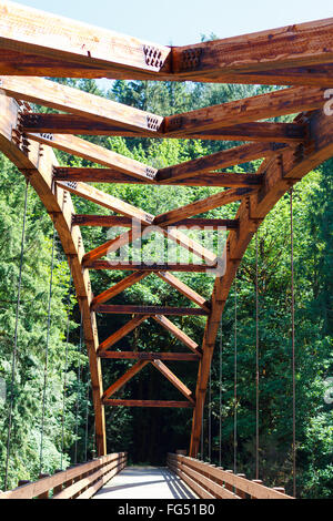 Tioga Braut über den North Umpqua River in Oregon aus Holz gefertigt. Stockfoto