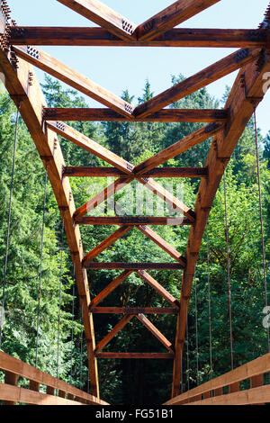 Tioga Braut über den North Umpqua River in Oregon aus Holz gefertigt. Stockfoto