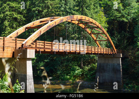 Tioga Braut über den North Umpqua River in Oregon aus Holz gefertigt. Stockfoto