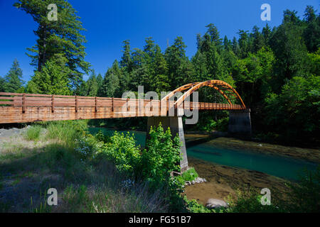 Tioga Braut über den North Umpqua River in Oregon aus Holz gefertigt. Stockfoto