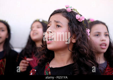 Bedouin Kinder singen Frieden Songs während einer Kultur bei der Förderung von Frieden zwischen Juden und Arabern im neuen patronenverlängerung's Factory in der idan Negev Industriegebiet eine gemeinsame industrielle Zone für die Beduinen Stadt Rahat und die gemeinsamen jüdischen Stadt Lehavim in der Nähe der südlichen Stadt Beer Sheba Israel Stockfoto