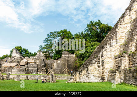 Tikal, Main Plaza, ein Besucher hat sein Bild auf der Treppe des Tempels 1 genommen. Stockfoto