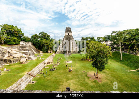 Blick auf große Plaza und Tempel 1 in Tikal, Guatemala Stockfoto