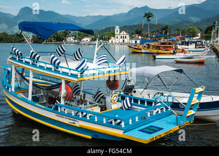 Ausflugsboote warten auf Touristen in Paraty, Staat Rio De Janeiro, Brasilien Stockfoto