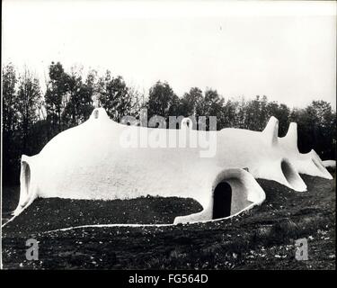 1980 - zurück in die Höhle. In der frühen Menschheitsgeschichte war die Höhle eine angemessene Wohnung. Nun, ist Tausende von Jahren später, die Höhle für seine lebendige Vorteile von Genevean Architekten, Daniel Grataloup wiederentdeckt. Aber diese neue Bau-Weise mit bespritzte Beton hatte einen langen Kampf gegen die öffentliche Verwaltung zu kämpfen, die gegen solche Höhle Bau war. Eine Höhle - Villa, unmöbliert, kostet etwa 350.000 Franken. © Keystone Bilder USA/ZUMAPRESS.com/Alamy Live-Nachrichten Stockfoto