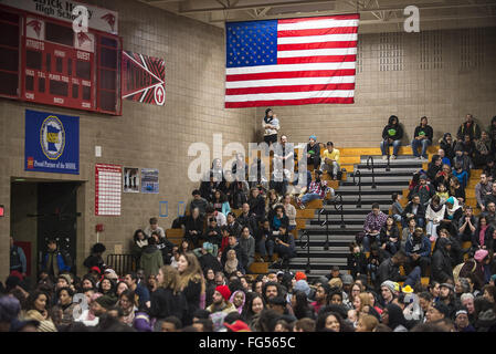 Minneapolis, Minnesota, USA. 13. Februar 2016. Ein breites Publikum von Aktivisten, Sanders Unterstützer, u.a. das Gymnasium an der Patrick Henry High School für das schwarze Amerika Forum gefüllt. Senator Bernie Sanders aus Vermont, die demokratische Partei-Nominierung für das Präsidentenamt, die sucht, besucht das schwarze Amerika Forum, gesponsert von MN Nachbarschaften für Änderung an Patrick Henry High School im Stadtteil North Minneapolis, Minnesota und weitgehend afroamerikanischen organisieren am Freitag, 12. Februar 2016. Nach einem Sieg über Hillary Clinton in der New-Hampshire primär in dieser Woche, Se Stockfoto