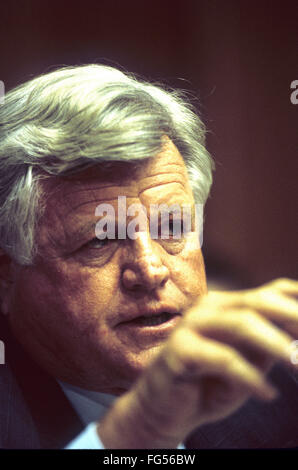 Washington, DC, USA, wurde 1993 Senator Edward "Ted" Kennedy (D) Massachusetts Edward Moore "Ted" Kennedy senior Senator der Vereinigten Staaten aus Massachusetts und Mitglied der Demokratischen Partei. Er war das zweite älteste Mitglied des Senats, als er starb und wurde vierte am längsten amtierende Senator in der Geschichte der Vereinigten Staaten, nachdem er dort fast 47 Jahre lang. Als das bekannteste lebende Mitglied der Kennedy-Familie für viele Jahre war er der jüngste Bruder von Präsident John F. Kennedy und Senator Robert F. Kennedy, sowohl der Opfer des Attentats Credit: Mark Reinstein Stockfoto