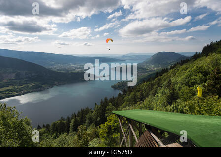 Blick von der Gleitschirm-Startrampe in der Col De La Forclaz auf See von Annecy und die umliegenden Berge, Savoyen, Frankreich Stockfoto