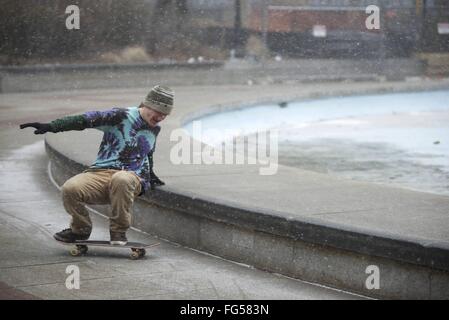 Philadelphia, Pennsylvania, USA. 13. Februar 2016. Die Bereitschaft, bei Wind und Schnee kommen, zeigt die Skater Hingabe. Sagt JAMES SINCLAIR, hier in Aktion bei leichten Schneefall während ein 13. Februar 2016 Beisammensein der Mitglieder der lokalen Skate-Community im legendären Center City Philadelphia, PA öffentlichen Park zu sehen. © Bastiaan Slabbers/ZUMA Draht/Alamy Live-Nachrichten Stockfoto