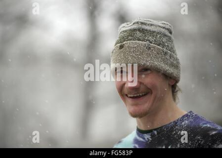 Philadelphia, Pennsylvania, USA. 13. Februar 2016. Die Bereitschaft, bei Wind und Schnee kommen, zeigt die Skater Hingabe. Sagt JAMES SINCLAIR, hier sehen lächelnd bei leichten Schneefall während ein 13. Februar 2016 Treffen von Mitgliedern der lokalen Skate Community im legendären öffentlichen Park Center City Philadelphia, PA. © Bastiaan Slabbers/ZUMA Draht/Alamy Live-Nachrichten Stockfoto