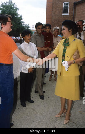 Washington, DC, USA, 1988 Imelda Marcos First Lady der Philippinen besucht die Kinder Museum von Washington DC. Sie ist durch das Museum von Frau Esther Coopersmith eskortiert. Frau Esther Coopersmith war der Vereinigten Staaten Vertreter bei den Vereinten Nationen zwischen 1979 und 1980 während der Amtszeit von Präsident Carter. Zwischen 1981 und 1993, während der Amtszeit von Präsident Reagan diente sie als Berater der US-Kommission zu Kommission der Vereinten Nationen Status von Frauen in Wien, Österreich.  Bildnachweis: Mark Reinstein Stockfoto