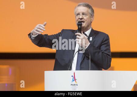 Paris, Frankreich. 17. Februar 2016. Bernard Lapasset, International Rugby Board Chairman und Co-Präsident von Paris-2024, hält eine Rede anlässlich der Vorstellung des Paris-Kandidatur für die 2024 Olympischen und Paralympischen Spiele in Paris, Frankreich, 17. Februar 2016. Paris, die die Olympischen Spielen 1900 und 1924 gehostet, konkurriert mit Budapest, Rom und Los Angeles für die Spiele. © Pierre Tardieu/Xinhua/Alamy Live-Nachrichten Stockfoto