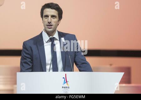 Paris, Frankreich. 17. Februar 2016. Tony Estanguet, Co-Präsident der Kandidatur Paris hält eine Rede anlässlich der Vorstellung des Paris-Kandidatur für die 2024 Olympischen und Paralympischen Spiele in Paris, Frankreich, 17. Februar 2016. Paris, die die Olympischen Spielen 1900 und 1924 gehostet, konkurriert mit Budapest, Rom und Los Angeles für die Spiele. © Pierre Tardieu/Xinhua/Alamy Live-Nachrichten Stockfoto