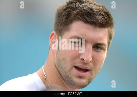 Jacksonville, FL, USA. 9. Dezember 2012. New York Jets quarterback Tim Tebow (15) mit heraus seinen Helm vor ein NFL-Spiel gegen die Jacksonville Jaguars im EverBank Field am 9. Dezember 2012 in Jacksonville, Florida. ZUMA Press/Scott A. Miller. © Scott A. Miller/ZUMA Draht/Alamy Live-Nachrichten Stockfoto