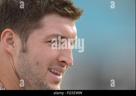 Jacksonville, FL, USA. 9. Dezember 2012. New York Jets quarterback Tim Tebow (15) mit heraus seinen Helm vor ein NFL-Spiel gegen die Jacksonville Jaguars im EverBank Field am 9. Dezember 2012 in Jacksonville, Florida. ZUMA Press/Scott A. Miller. © Scott A. Miller/ZUMA Draht/Alamy Live-Nachrichten Stockfoto