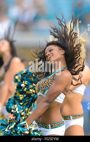 Jacksonville, FL, USA. 9. Dezember 2012. Jacksonville Jaguars Cheerleader bei einem NFL-Spiel gegen die New York Jets im EverBank Field am 9. Dezember 2012 in Jacksonville, Florida. Die Jets gewann 17-10.ZUMA Presse/Scott A. Miller. © Scott A. Miller/ZUMA Draht/Alamy Live-Nachrichten Stockfoto