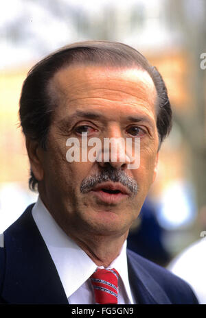 Washington, DC, USA, 1995 Porträt des Kongressabgeordneten Sonny Bono. (R) Kalb.  Salvatore Phillip "Sonny" Bono war US-amerikanischer Musiker, Musikproduzent, Schauspieler und Politiker, deren Karriere erstreckte sich über drei Dekaden. Bono begann seine musikalische Karriere bei Specialty Records, wo sein Lied "Dinge You Do to Me" wurde von Sam Cooke aufgezeichnet, und fuhr fort, für die Produzent Phil Spector in den frühen 1960er Jahren als Förderung Mann, Perkussionist und "Gofer" arbeiten.  Bildnachweis: Mark Reinstein Stockfoto