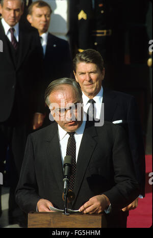 Washington, DC, USA, 15. November 1988 Helmut Kolh Bundeskanzler der Bundesrepublik Deutschland liefert ausgeschiedenen Bemerkungen am Ende seiner offiziellen Staatsbesuch ins Weiße Haus. Präsident Ronald Reagan steht hinter ihm auf dem Podium am Süden diplomatischen Eingang ins Weiße Haus.  Helmut Josef Michael Kohl ist ein deutscher konservativer Politiker und Staatsmann. Er diente als Bundeskanzler der Bundesrepublik Deutschland von 1982 bis 1998 (BRD 1982 – 90 und des wiedervereinigten Deutschland 1990 – 98) sowie der Vorsitzende von der Christlich Demokratischen Union (CDU) von 1973 bis 1998. Bildnachweis: Mark Reinstein Stockfoto