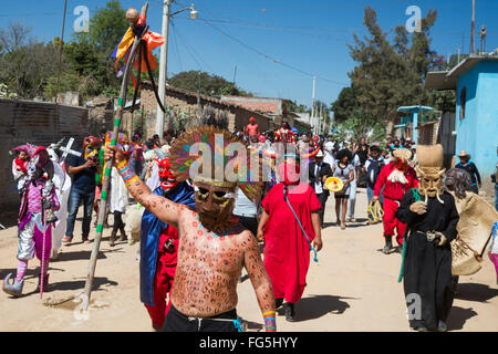 San Martín Tilcajete, Oaxaca, Mexiko - Bewohner feiern Karneval am Tag bevor die Fastenzeit beginnt. Stockfoto