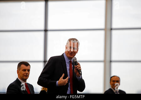 New York City, USA. 17. Februar 2016. Mayor de Blasio nimmt das Podium anlässlich der Eröffnung der Netze neue Trainingseinrichtung. NYC Bürgermeister Bill de Blasio trat Leitung des Brooklyn Nets NBA-Teams und Direktoren der Krankenhaus für spezielle Chirurgie in Brooklyns Industrie Stadt formal neue Schulungsstätte der NBA-Franchise zu öffnen. Bildnachweis: Andy Katz/Pacific Press/Alamy Live-Nachrichten Stockfoto