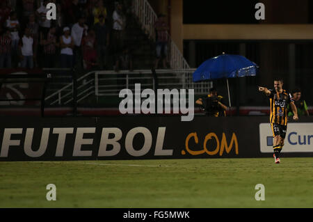 Sao Paulo, Brasilien. 17. Februar 2016. Matias Alonso Boliviens The Strongest feiert nach seinem Tor beim Gruppenspiel der Libertadores Cup gegen Brasilien Sao Paulo in Sao Paulo, Brasilien, am 17. Februar 2016. Die stärkste gewann 1: 0. © Rahel Patras/Xinhua/Alamy Live-Nachrichten Stockfoto