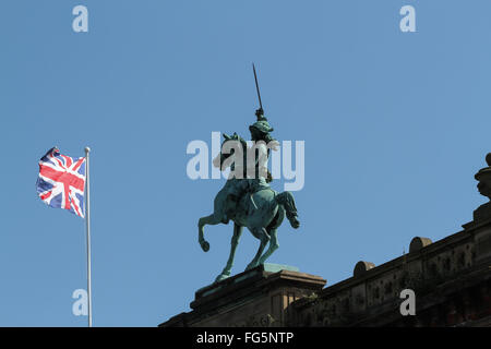 Statue von König William III. (Oranien) und der Union Jack am Clifton Street Orange Hall in der Nähe von Carlisle Zirkus im Norden Bel Stockfoto