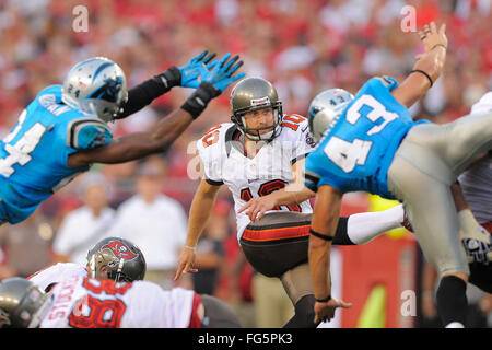 9. September 2012 - Tamap, Florida, Vereinigte Staaten von Amerika - Tampa Bay Buccaneers Kicker Connor Barth (10) tritt seine zweite Feld während der Bucs 16-10 die Carolina Panthers im Raymond James Stadium in Tampa, Florida am 9. September 2012 zu gewinnen.                                    ZUMA Press/Scott A. Miller. (Kredit-Bild: © Scott A. Miller über ZUMA Draht) Stockfoto