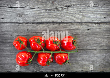 Frische Erdbeeren Form süße Bio-Tomaten Auflegen der Scheune Holz Stockfoto