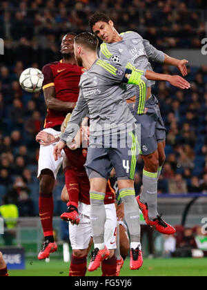 Rom, Italien. 17. Februar 2016. Real Madrids französischen Verteidiger Raphael Varane (R) leitet den Ball in der Nähe von seinen Teamkollegen Real Madrid in der spanischen Verteidiger Sergio Ramos (C) kämpfen mit der Roma Verteidiger aus Deutschland Antonio Rüdiger (L) während der UEFA Champions League Roud von 16 ersten Bein Fußball match AS Roma Vs Real Madrid CF am 17. Februar 2016 in das Olympiastadion. Bildnachweis: Carlo Hermann/Pacific Press/Alamy Live-Nachrichten Stockfoto