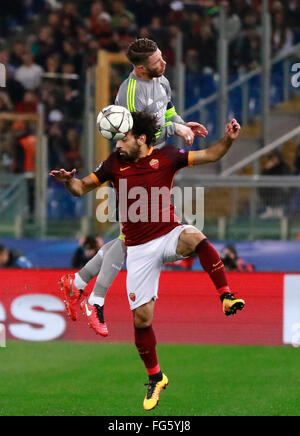 Rom, Italien. 17. Februar 2016. Romas vorwärts von Ägypten Mohamed Salah kämpft um den Ball mit Real Madrid in der spanischen Verteidiger Sergio Ramos während der UEFA Champions League Roud 16 ersten Bein Fußballspiel AS Roma Vs Real Madrid CF am 17. Februar 2016 in das Olympiastadion. Bildnachweis: Carlo Hermann/Pacific Press/Alamy Live-Nachrichten Stockfoto