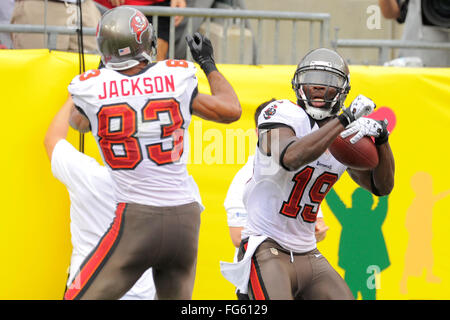 TAMAP, Florida, USA. 9. September 2012. Tampa Bay Buccaneers Wide Receiver Mike Williams (19) feiert seinen ersten Hälfte Touchdown mit breiter Empfänger Vincent Jackson (83) während die Bucs 16-10 im Raymond James Stadium in Tampa, Florida am 9. September 2012 zu gewinnen. ZUMA Press/Scott A. Miller. © Scott A. Miller/ZUMA Draht/Alamy Live-Nachrichten Stockfoto