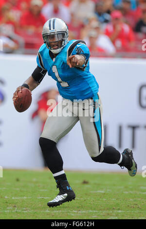 TAMAP, Florida, USA. 9. September 2012. Carolina Panthers quarterback Cam Newton (1) Punkte für einen Block, wie er Upfield während der Panthers 16-10-Verlust zu den Tampa Bay Buccaneers im Raymond James Stadium am 9. September 2012 in Tampa, Florida läuft. ZUMA Press/Scott A. Miller. © Scott A. Miller/ZUMA Draht/Alamy Live-Nachrichten Stockfoto