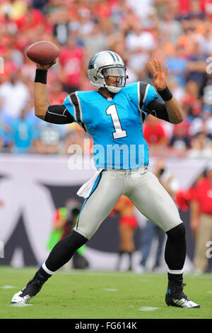 TAMAP, Florida, USA. 9. September 2012. Carolina Panthers quarterback Cam Newton (1) sieht bei den Panthers 16-10 Verlust zu den Tampa Bay Buccaneers im Raymond James Stadium 9. September 2012 in Tampa, Florida weiterzugeben. ZUMA Press/Scott A. Miller. © Scott A. Miller/ZUMA Draht/Alamy Live-Nachrichten Stockfoto