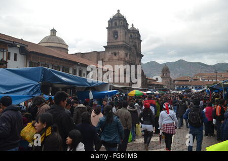 Kundenansturm bei der jährlichen Santuranticuy Weihnachtsmärkte in der Plaza de Armas in Cusco, Peru Stockfoto