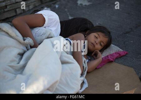 Innerhalb der philippinischen Städte ersichtlich auf Bürgersteigen schlafen obdachlose Menschen, darunter Kinder & ganze Familien. Stockfoto